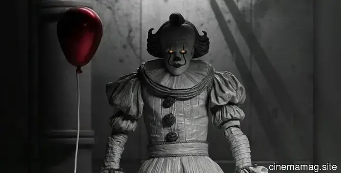 ES: Bienvenido a la figura de acción Pennywise en blanco y negro de Derry Ultimate, desatada por NECA