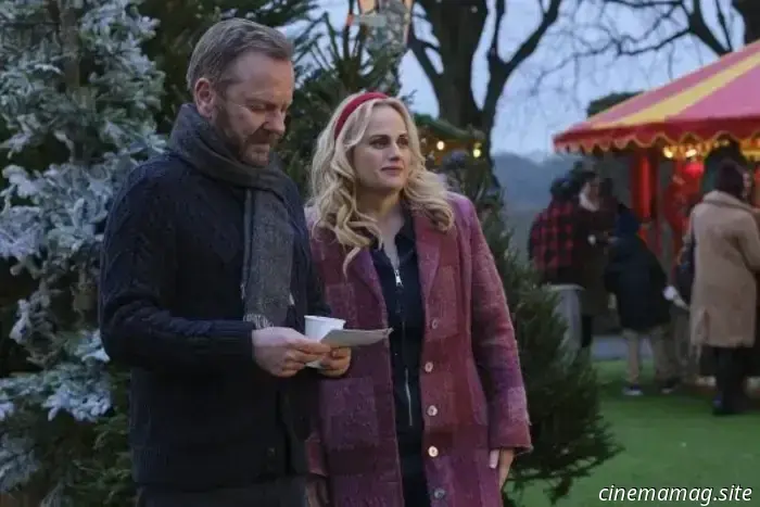 Descubre el tráiler de la comedia navideña Tinsel Town protagonizada por Kiefer Sutherland y Rebel Wilson
