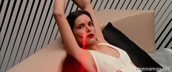 Il trailer di Reflection in a Dead Diamond presenta il thriller di spionaggio ultra-stiloso di Hélène Cattet e Bruno Forzani.