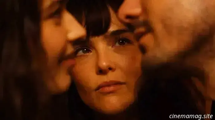 Las cosas se complican para Zoey Deutch en el tráiler de El Trío