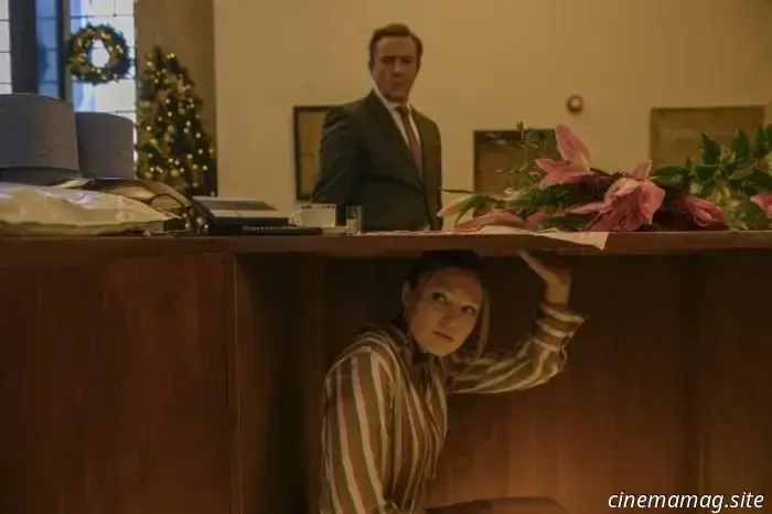 Olivia Holt e Connor Swindells organizzano un colpo "Jingle Bell" nel trailer della commedia criminale natalizia di Netflix.