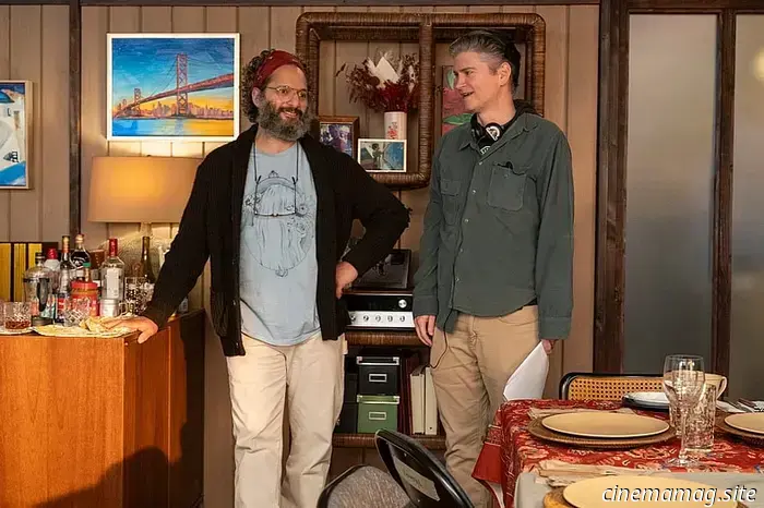 Mike Schur, creatore di A Man on the Inside, sui passaggi da SNL a The Office fino alla storia della televisione